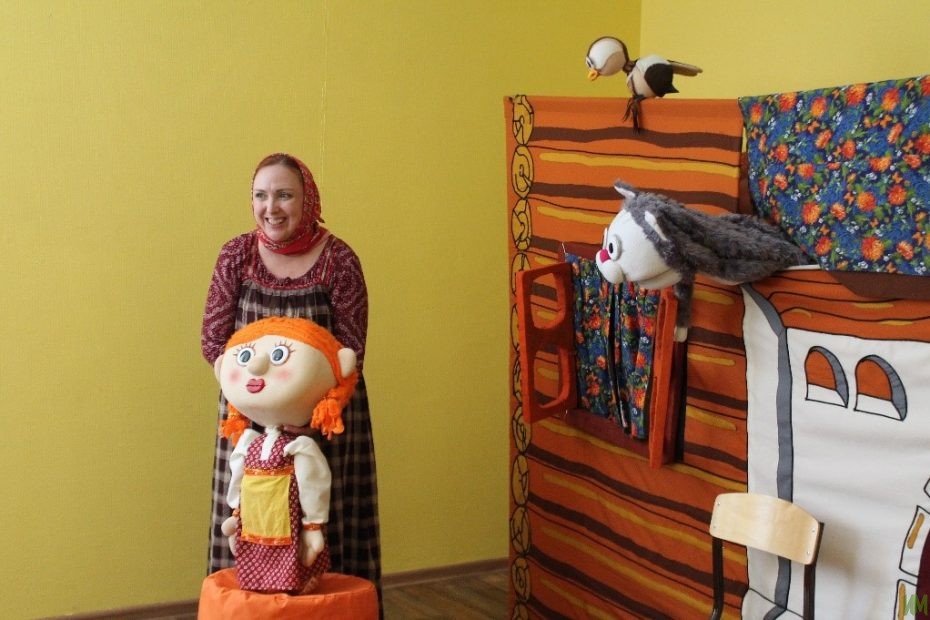 спектакль кукольного театра "Пеликан" в детской комнате фонда