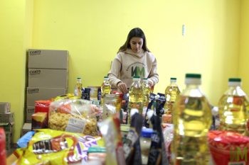 раздача продуктовых наборов в благотворительном фонде