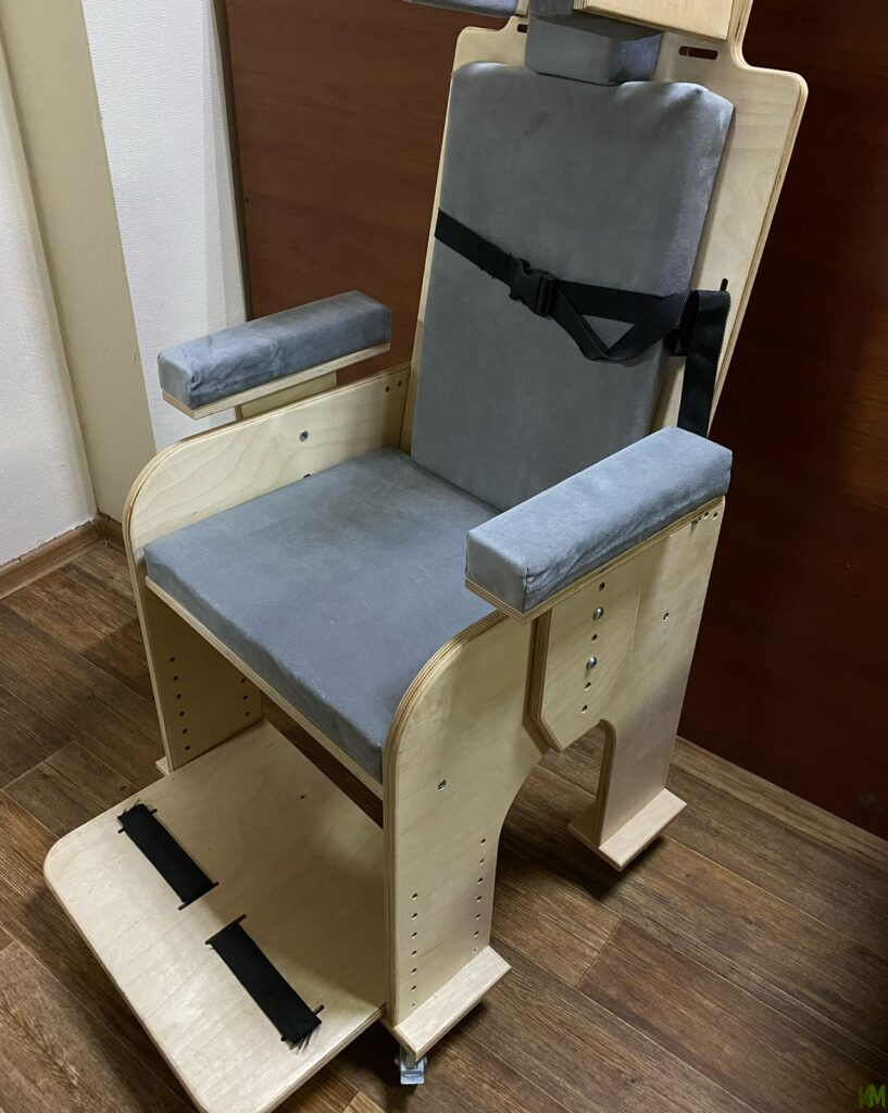 Специализированные стулья для четырех подопечных