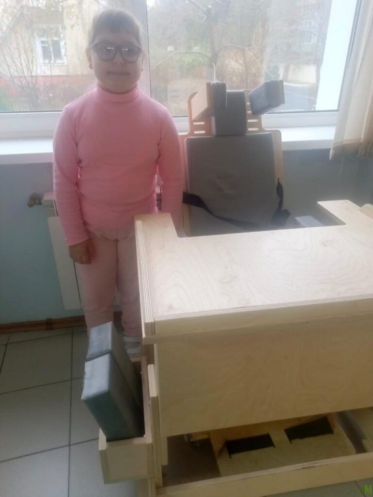 Специализированные стулья для четырех подопечных